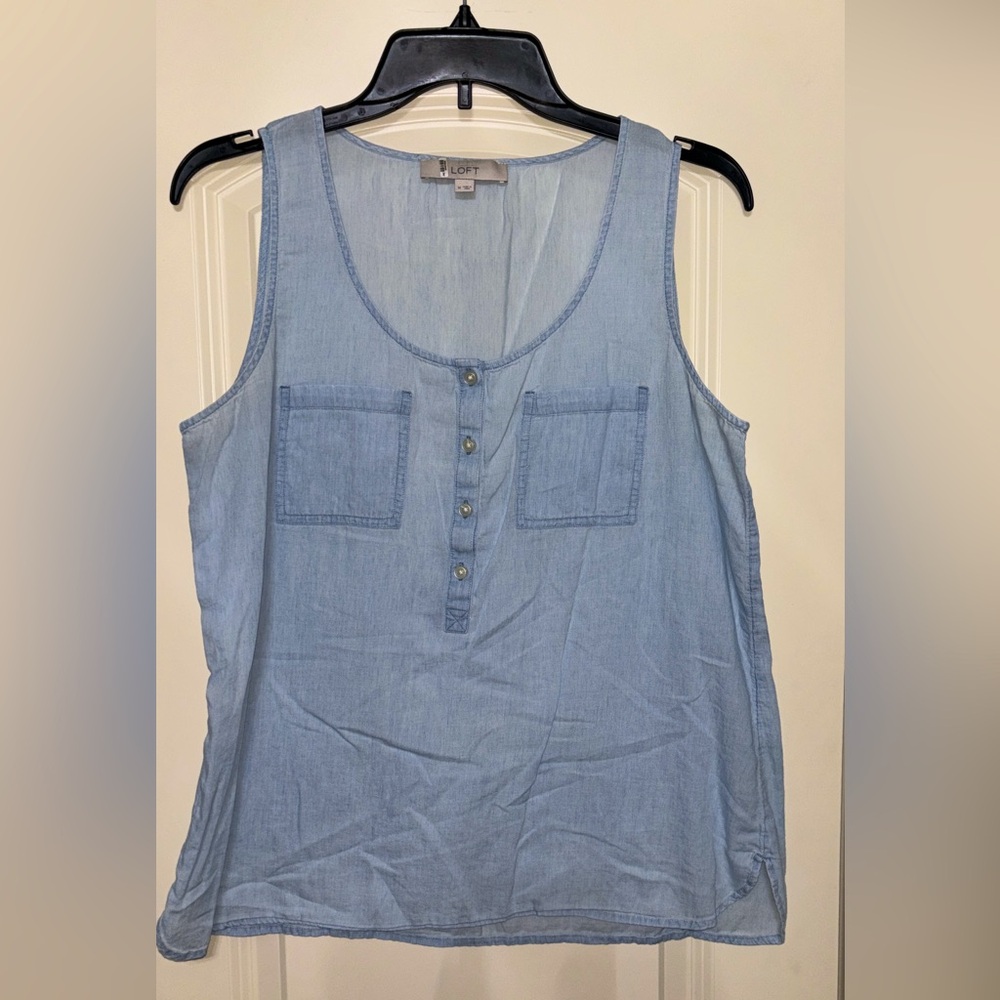 LOFT Chambray sleeveless top. size Medium. VGUC